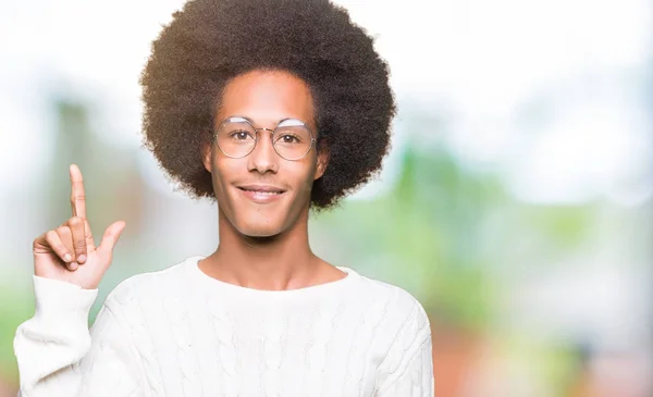 Joven Hombre Afroamericano Con Cabello Afro Usando Gafas Que Muestran — Foto de Stock