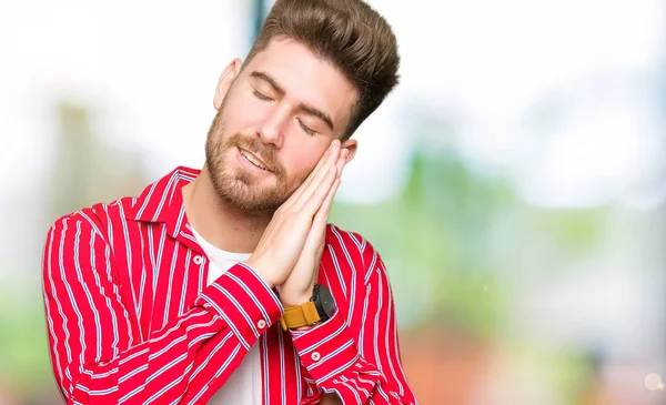 Joven Hombre Guapo Con Camisa Roja Durmiendo Cansado Soñando Posando —  Fotos de Stock