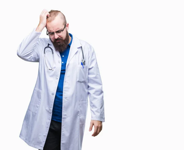 年轻的高加索医生在孤立的背景下穿着医用白色外套的人混淆和怀疑的问题 不确定与怀疑 用手在头上思考 沉思的概念 — 图库照片