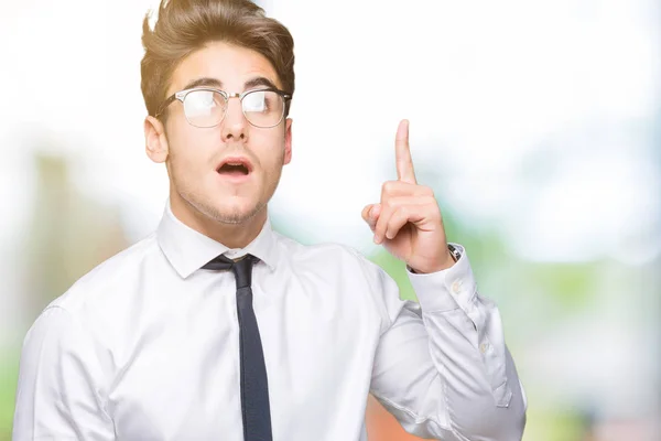 Junger Geschäftsmann Mit Brille Vor Isoliertem Hintergrund Der Mit Erhobenem — Stockfoto