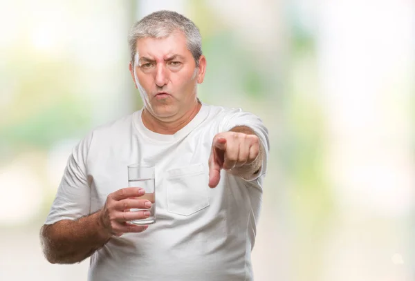 Kjekke Seniormann Som Drikker Vann Isolert Bakgrunn Peker Med Fingeren – stockfoto