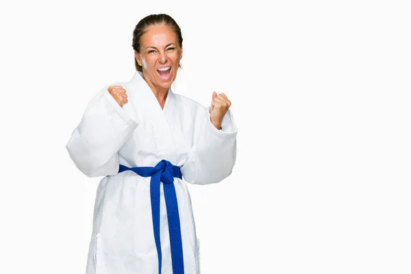 Mujer Adulta Mediana Edad Con Uniforme Kimono Karate Sobre Fondo —  Fotos de Stock
