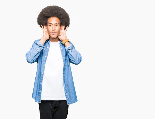 Americký Mladík Afro Vlasy Snaží Slyšet Obě Ruce Ucho Gesto — Stock fotografie