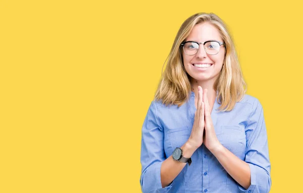 Hermosa Joven Mujer Negocios Sobre Fondo Aislado Rezando Con Las — Foto de Stock