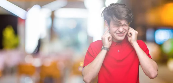 Homem Bonito Jovem Vestindo Camiseta Vermelha Sobre Fundo Isolado Cobrindo — Fotografia de Stock