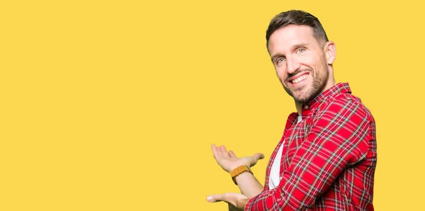 Hombre Guapo Con Camisa Casual Invitar Entrar Sonriendo Natural Con —  Fotos de Stock