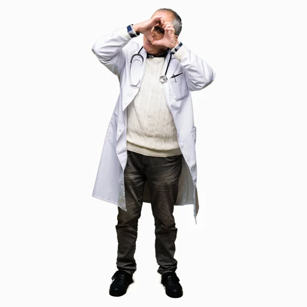 Bello Anziano Medico Uomo Indossa Cappotto Medico Fare Forma Cuore — Foto Stock