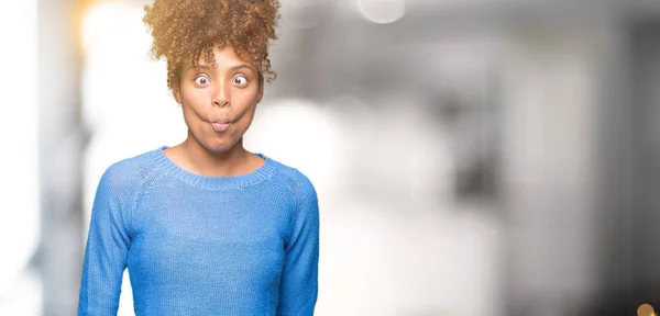 Hermosa Joven Afroamericana Sobre Fondo Aislado Haciendo Cara Pez Con — Foto de Stock