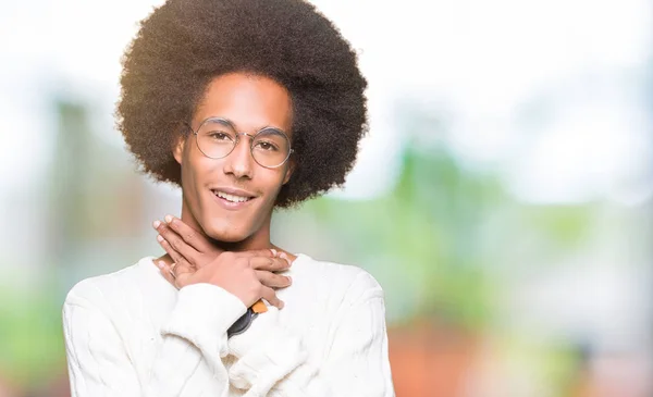 Joven Afroamericano Con Pelo Afro Usando Gafas Gritando Sofocándose Porque —  Fotos de Stock