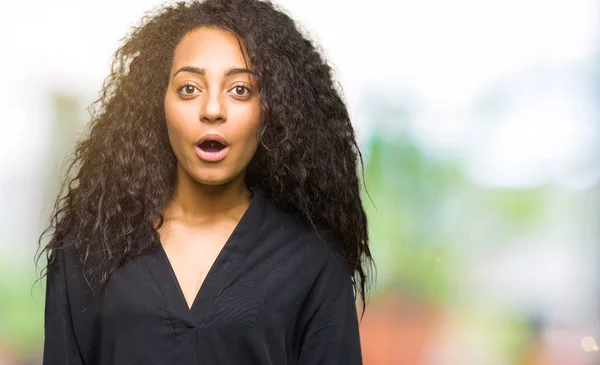 Jeune Belle Fille Aux Cheveux Bouclés Portant Une Robe Élégante — Photo