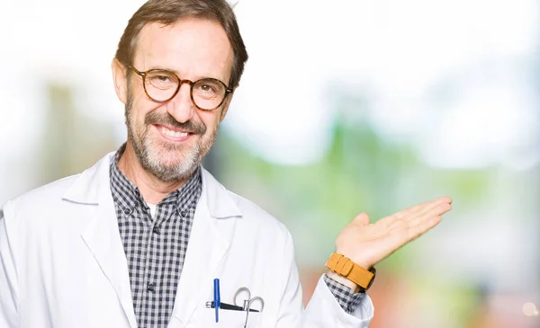 Médico Mediana Edad Con Abrigo Médico Sonriente Alegre Presentando Señalando — Foto de Stock