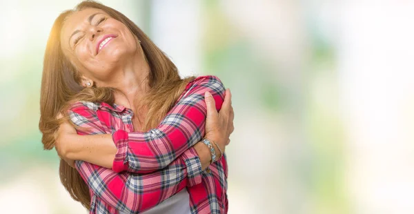 Hermosa Mujer Mediana Edad Vistiendo Sobre Fondo Aislado Abrazándose Feliz —  Fotos de Stock