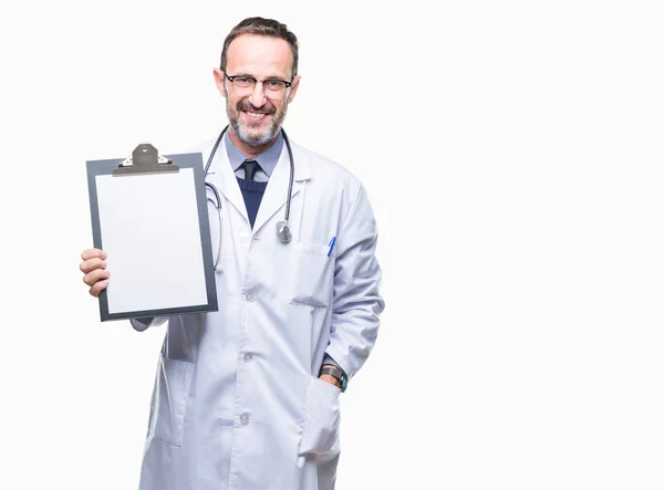 中年老年医生手持剪贴板隔离的背景与一个快乐的脸站在微笑着自信的微笑显示牙齿 — 图库照片