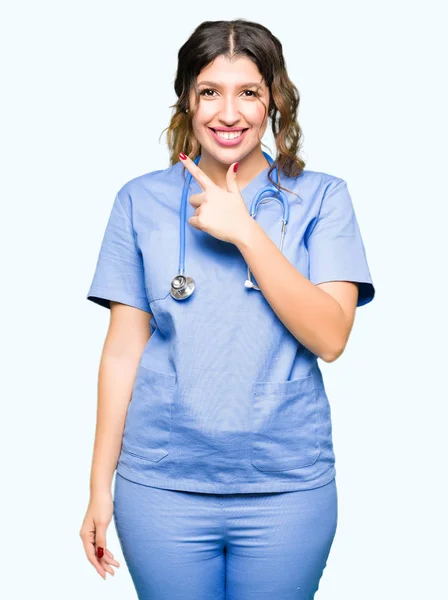 Jovem Mulher Médica Adulta Vestindo Uniforme Médico Alegre Com Sorriso — Fotografia de Stock