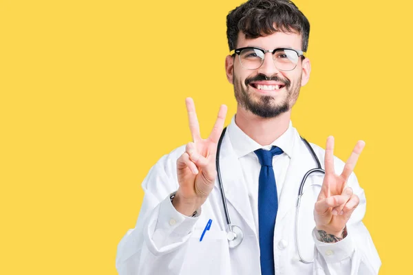 Joven Doctor Vistiendo Abrigo Hospital Sobre Fondo Aislado Sonriendo Mirando —  Fotos de Stock