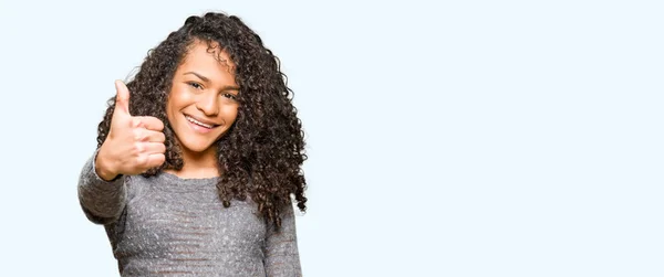 Jovem Mulher Bonita Com Cabelo Encaracolado Vestindo Camisola Cinza Fazendo — Fotografia de Stock