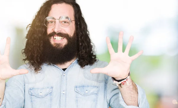 Homem Jovem Hipster Com Cabelos Longos Barba Vestindo Óculos Mostrando — Fotografia de Stock