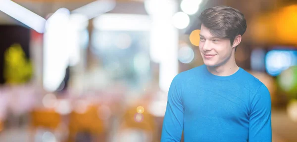 Joven Hombre Guapo Con Suéter Azul Sobre Fondo Aislado Mirando — Foto de Stock
