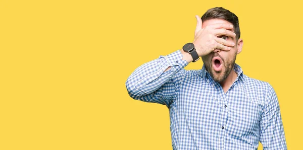 Bonito Homem Negócios Com Olhos Azuis Espreitando Choque Cobrindo Rosto — Fotografia de Stock