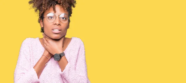 Vackra Unga Afroamerikanska Kvinnan Bär Glasögon Över Isolerade Bakgrund Skrika — Stockfoto