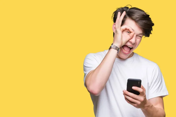 Hombre Joven Usando Teléfono Inteligente Sobre Fondo Aislado Con Cara —  Fotos de Stock