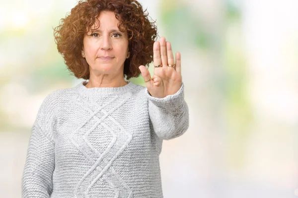 Schöne Seniorin Mittleren Alters Die Winterpullover Über Isoliertem Hintergrund Trägt — Stockfoto