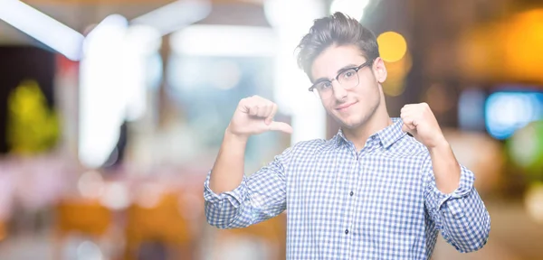 Ung Vacker Man Glasögon Över Isolerade Bakgrund Ser Självsäker Med — Stockfoto