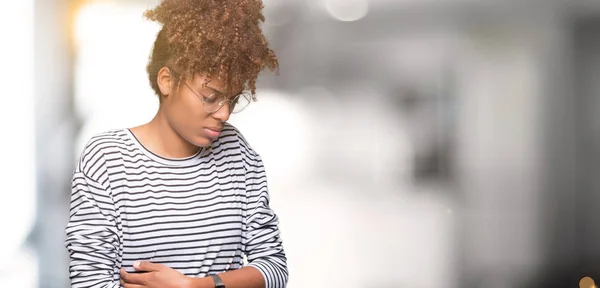 Linda Jovem Afro Americana Usando Óculos Sobre Fundo Isolado Com — Fotografia de Stock