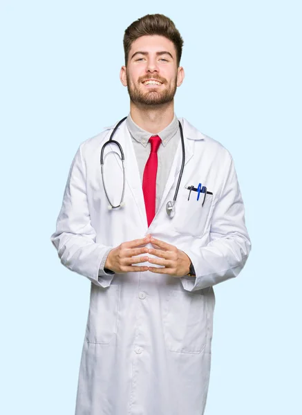 年轻英俊的医生男子穿着医疗外套手和手指交叉微笑轻松愉快 成功和乐观 — 图库照片