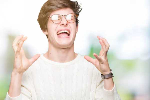 Joven Hombre Guapo Con Gafas Sobre Fondo Aislado Loco Loco — Foto de Stock