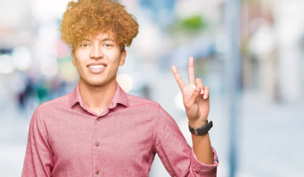 Jonge Knappe Zakenman Met Afro Haar Tonen Met Vingers Omhoog — Stockfoto