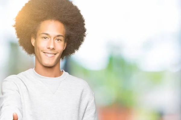Unga Afroamerikanska Man Med Afro Hår Bär Sportig Sweatshirt Leende — Stockfoto