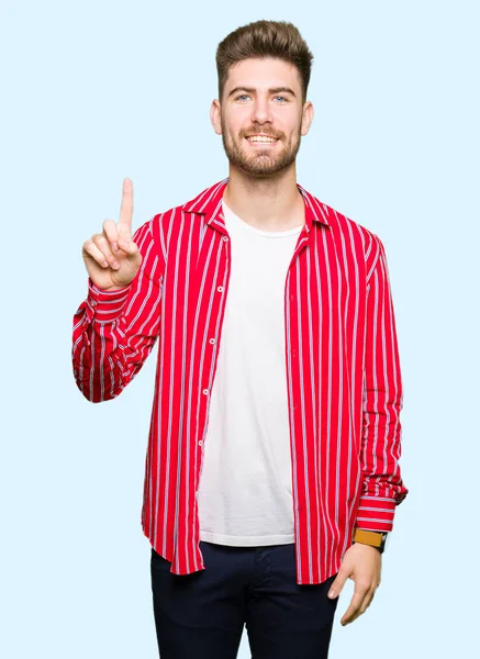 Joven Hombre Guapo Con Camisa Roja Mostrando Señalando Hacia Arriba — Foto de Stock