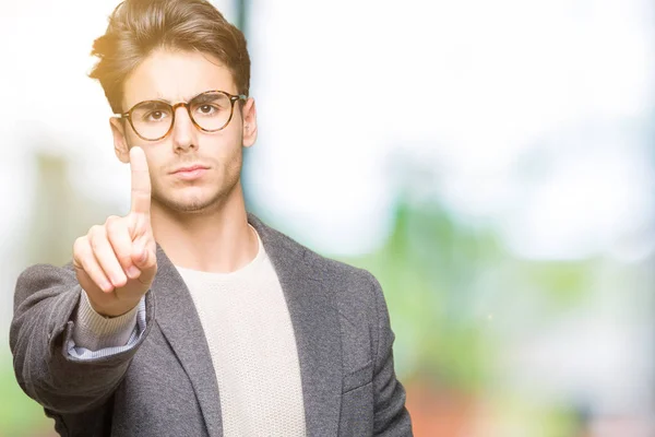 Joven Hombre Negocios Con Gafas Sobre Fondo Aislado Señalando Con —  Fotos de Stock