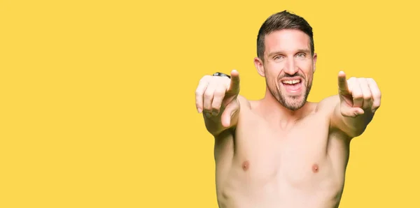 Hombre Guapo Sin Camisa Mostrando Pecho Desnudo Señalando Usted Cámara —  Fotos de Stock