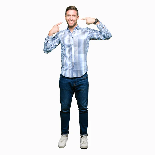 Hombre Negocios Guapo Con Ojos Azules Sonriendo Confiado Mostrando Señalando — Foto de Stock