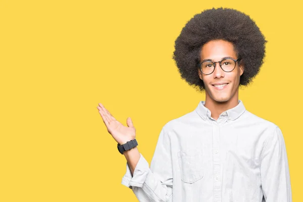 Unga Afroamerikanska Man Med Afro Hår Glasögon Leende Glada Presentera — Stockfoto