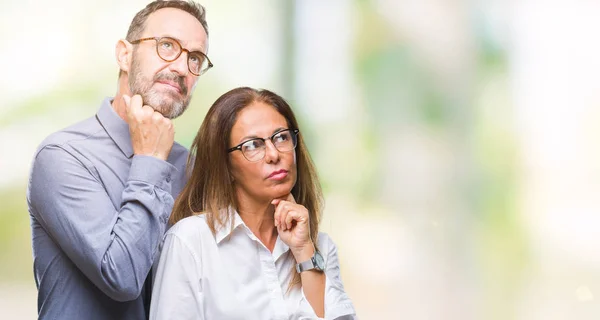 Middelbare Leeftijd Hispanic Verliefde Bril Paar Geïsoleerd Achtergrond Met Hand — Stockfoto