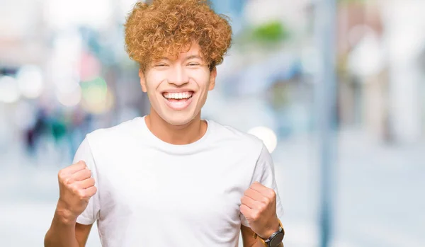 Joven Hombre Guapo Con Pelo Afro Vistiendo Casual Camiseta Blanca — Foto de Stock