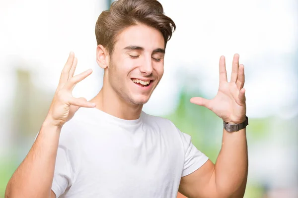 Joven Hombre Guapo Con Camiseta Blanca Sobre Fondo Aislado Celebrando —  Fotos de Stock