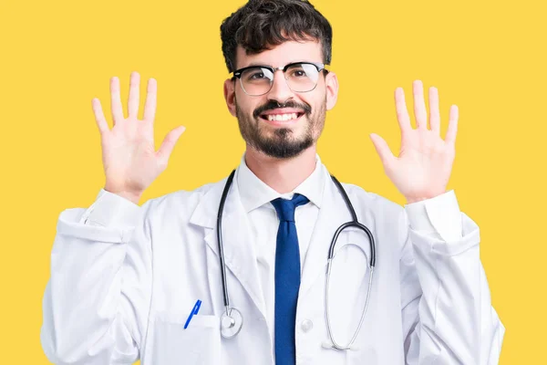 Junger Arzt Krankenhausmantel Vor Isoliertem Hintergrund Der Finger Nummer Zehn — Stockfoto