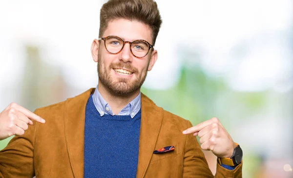 Junger Gutaussehender Geschäftsmann Mit Brille Der Selbstbewusst Mit Einem Lächeln — Stockfoto