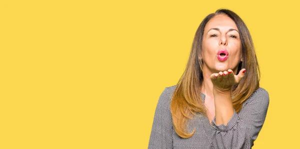 Bella Donna Affari Mezza Età Guardando Fotocamera Che Soffia Bacio — Foto Stock