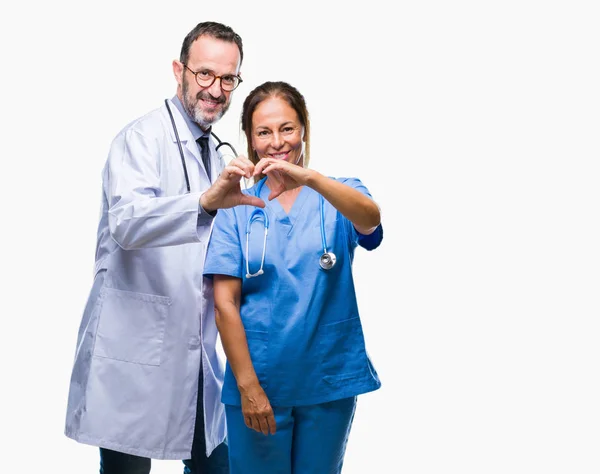 Médicos Hispânicos Meia Idade Casam Vestindo Uniforme Médico Sobre Fundo — Fotografia de Stock