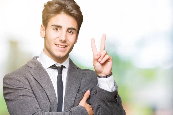 Jovem Homem Negócios Vestindo Terno Gravata Sobre Fundo Isolado Sorrindo — Fotografia de Stock