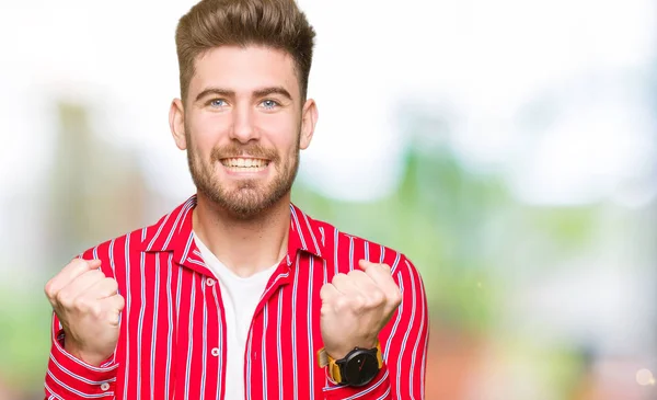 Homem Bonito Jovem Vestindo Camisa Vermelha Comemorando Surpreso Surpreso Pelo — Fotografia de Stock