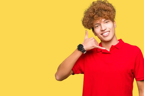 Homem Bonito Jovem Com Cabelo Afro Vestindo Shirt Vermelha Sorrindo — Fotografia de Stock