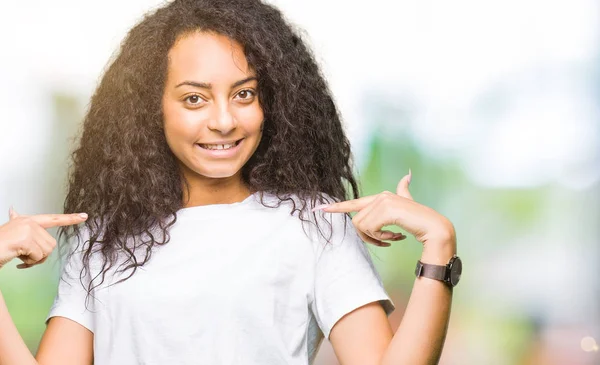 Joven Hermosa Chica Con Pelo Rizado Usando Casual Camiseta Blanca — Foto de Stock