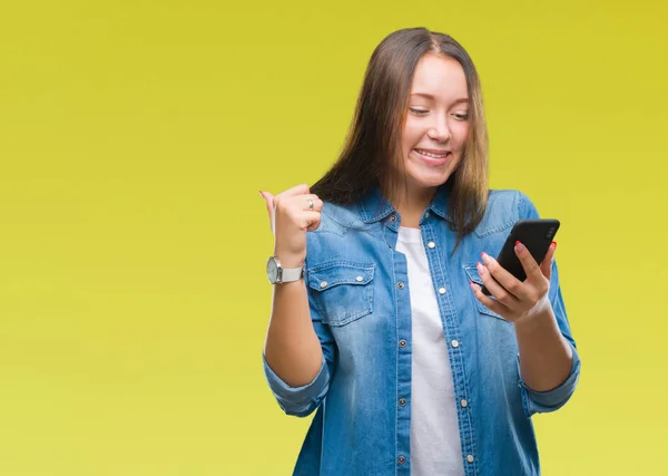 Jovem Bela Mulher Caucasiana Mensagens Texto Enviando Mensagem Usando Smartphone — Fotografia de Stock