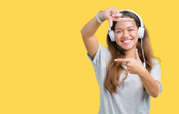 Junge Schöne Frau Mit Kopfhörer Musik Über Isoliertem Hintergrund Lächelnd — Stockfoto